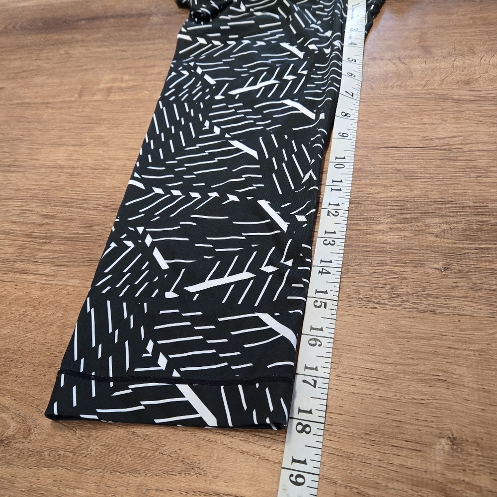 Nike Pro Small  Black and White Patterned Capri Leggings - Picture 4 of 5